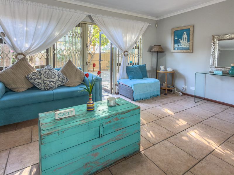 Spacious 3 Bedroom Townhouse in Old Table View | Single Garage | Large Garden | 3km from Beach - Photo 7