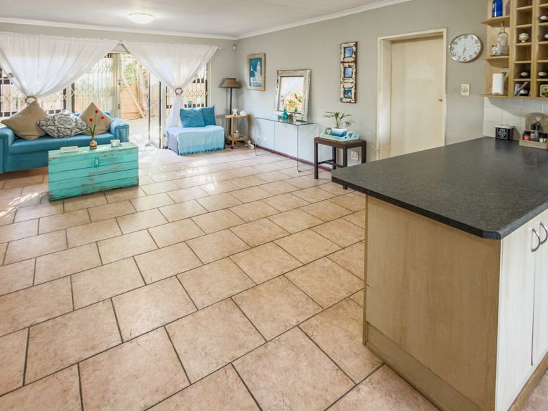 Spacious 3 Bedroom Townhouse in Old Table View | Single Garage | Large Garden | 3km from Beach - Photo 6