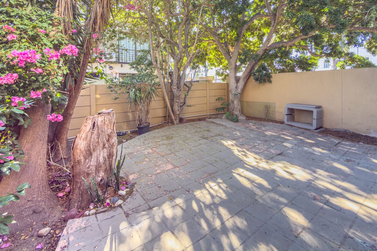 Spacious 3 Bedroom Townhouse in Old Table View | Single Garage | Large Garden | 3km from Beach - Photo 2