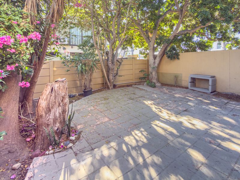 Spacious 3 Bedroom Townhouse in Old Table View | Single Garage | Large Garden | 3km from Beach - Photo 2