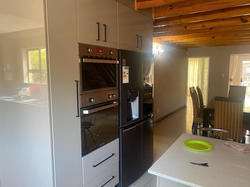 Sophisticated Double-Storey Sanctuary in Illiondale’s Deluxe Complex - Photo 9