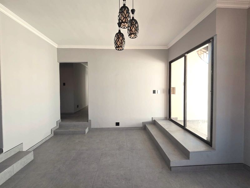 Modern and newly renoated four bedroom home to let - Photo 4