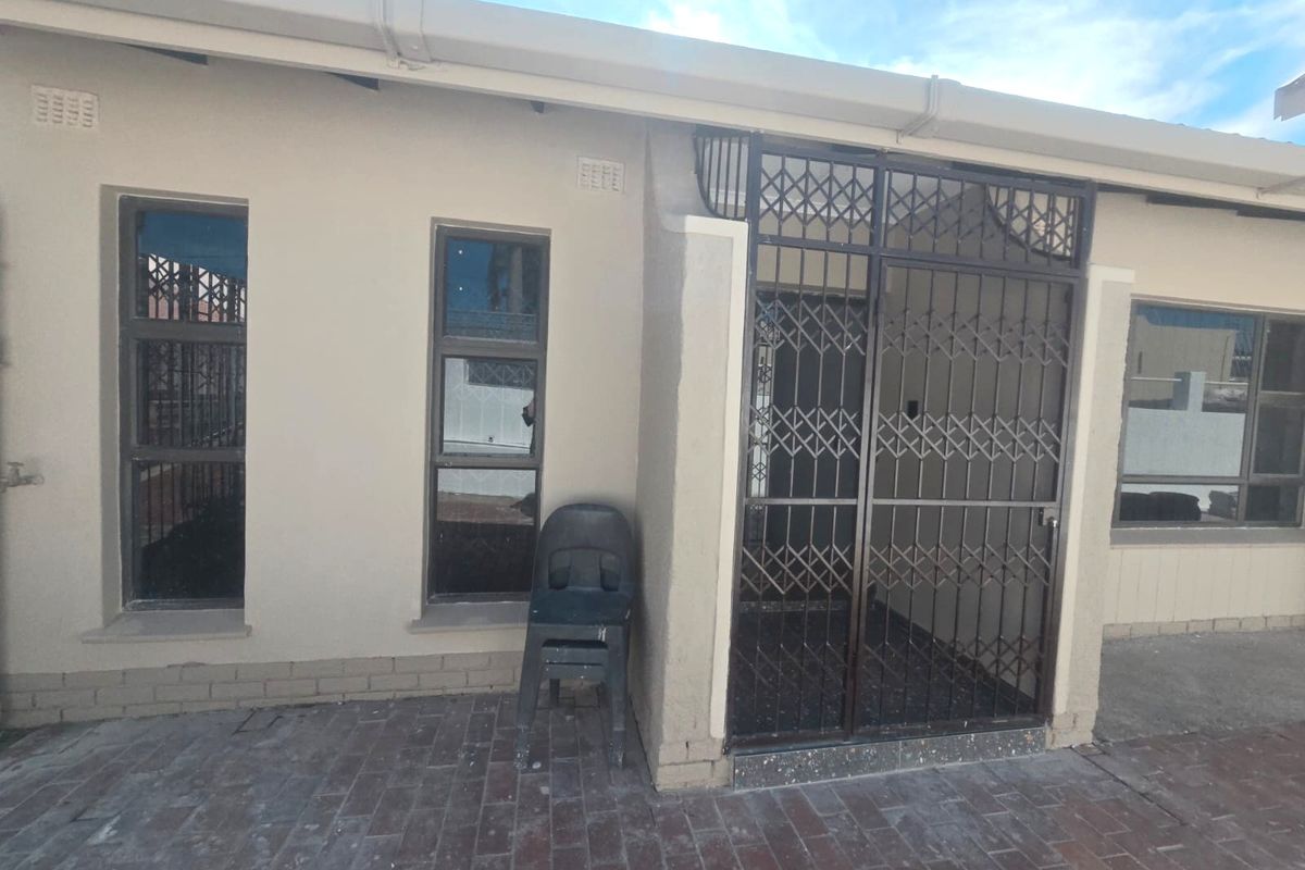 Modern and newly renoated four bedroom home to let - Photo 3