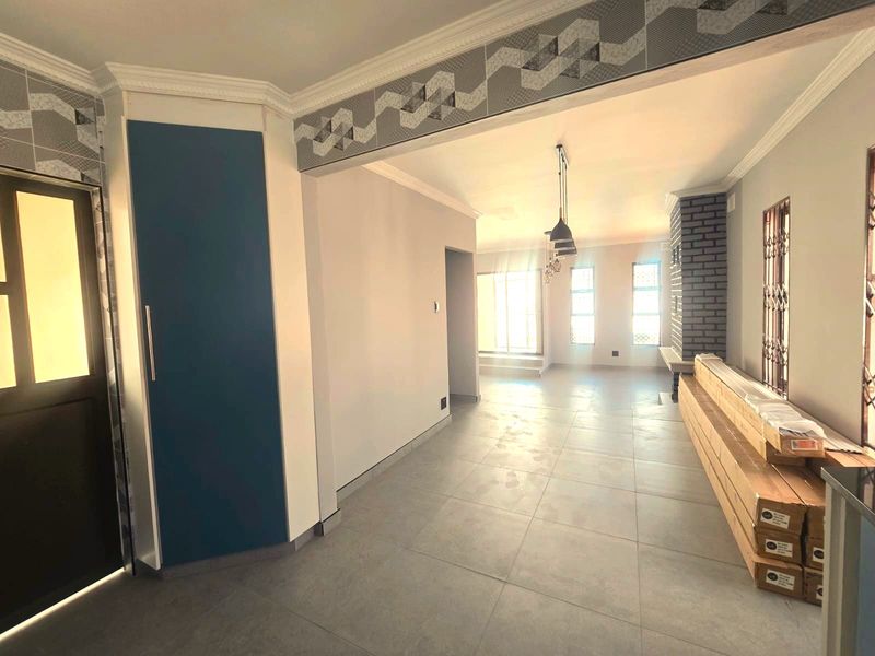 Modern and newly renoated four bedroom home to let - Photo 9