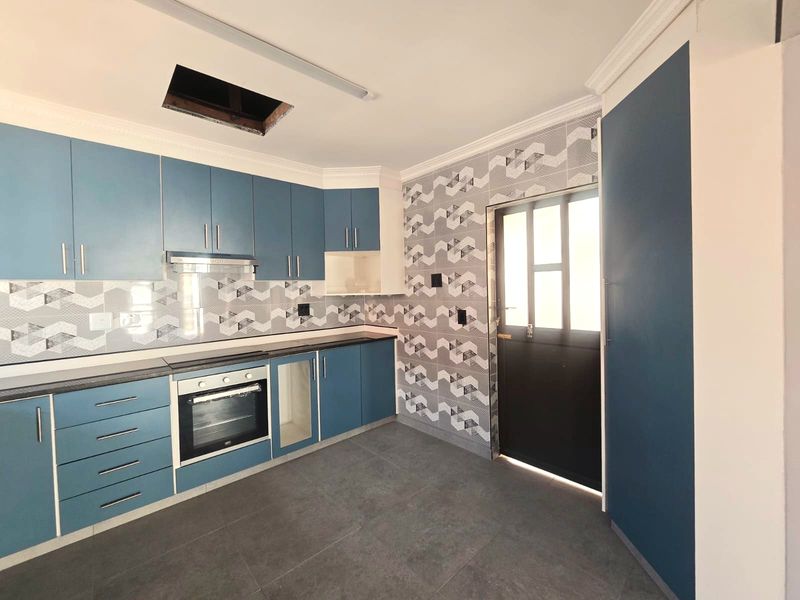 Modern and newly renoated four bedroom home to let - Photo 8