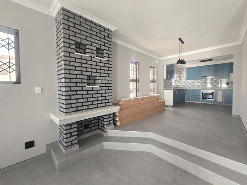 Modern and newly renoated four bedroom home to let - Photo 10