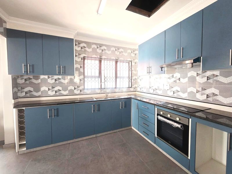 Modern and newly renoated four bedroom home to let - Photo 7