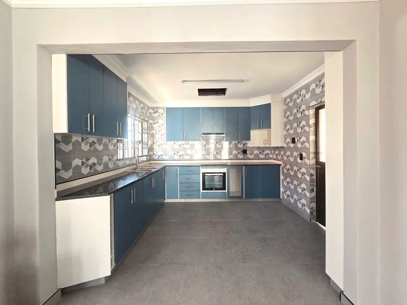 Modern and newly renoated four bedroom home to let - Photo 6