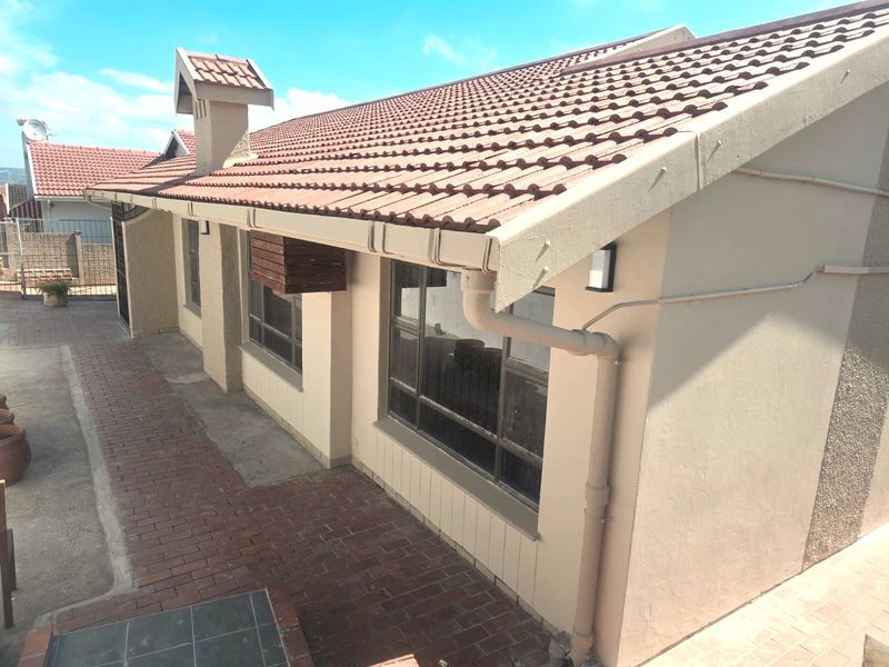 Modern and newly renoated four bedroom home to let - Photo 2