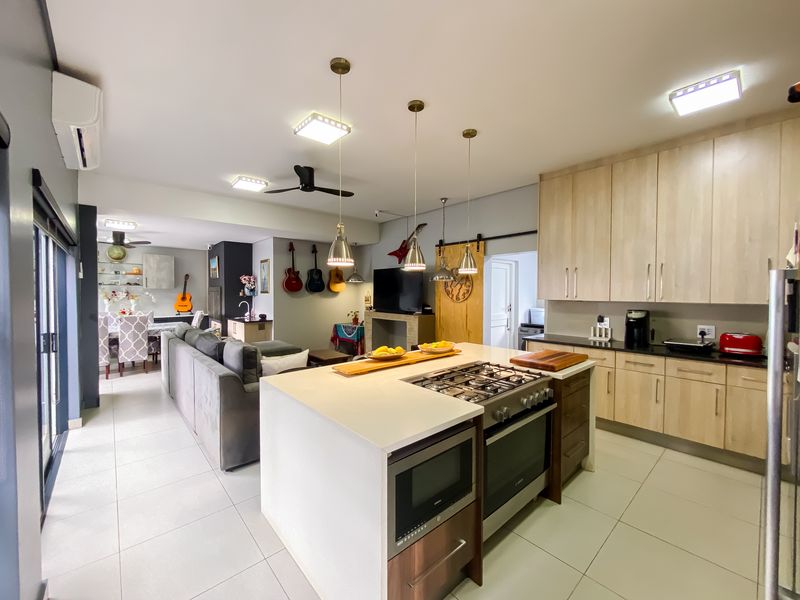 A Warm & Welcoming Family Haven - Photo 2