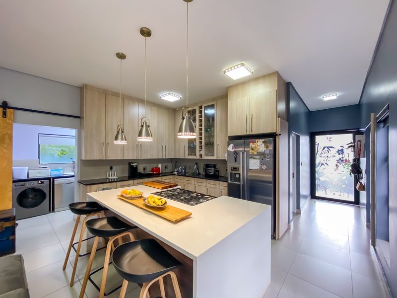 A Warm & Welcoming Family Haven - Photo 3