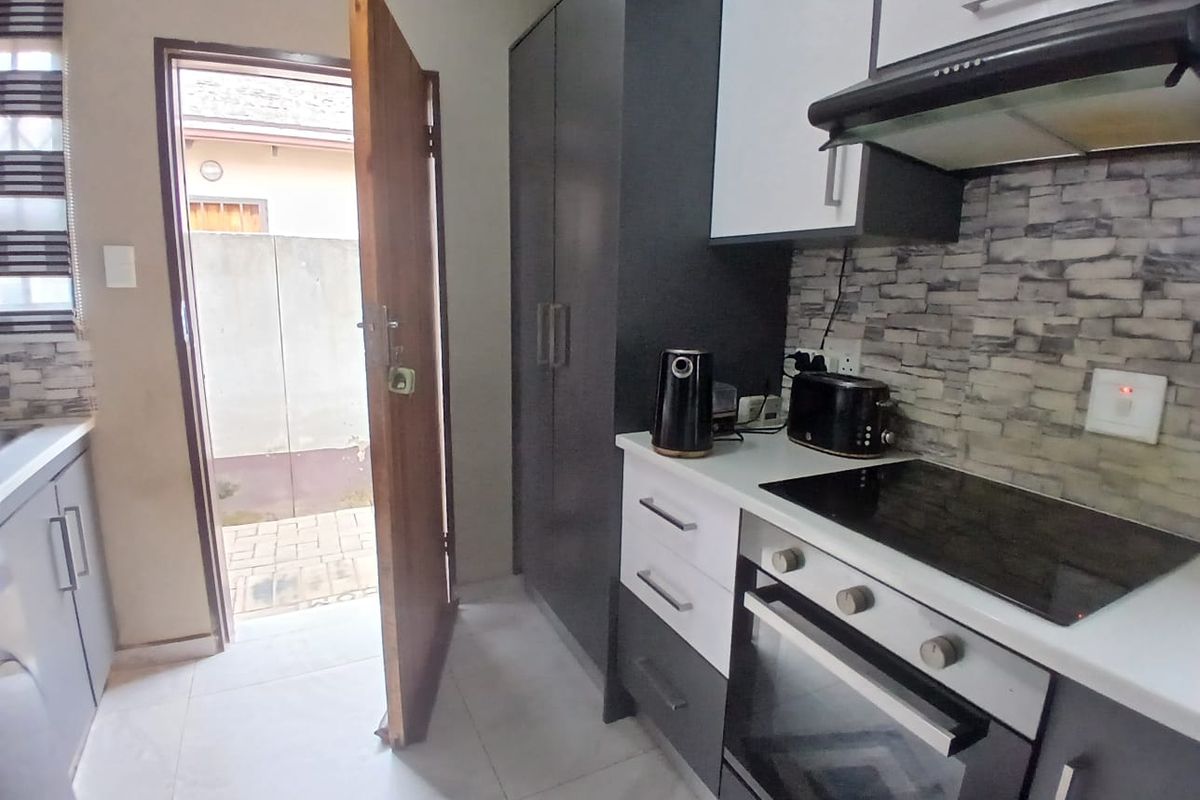 2 Bedroom home with an extra outside room. - Photo 4