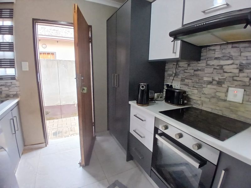 2 Bedroom home with an extra outside room. - Photo 4