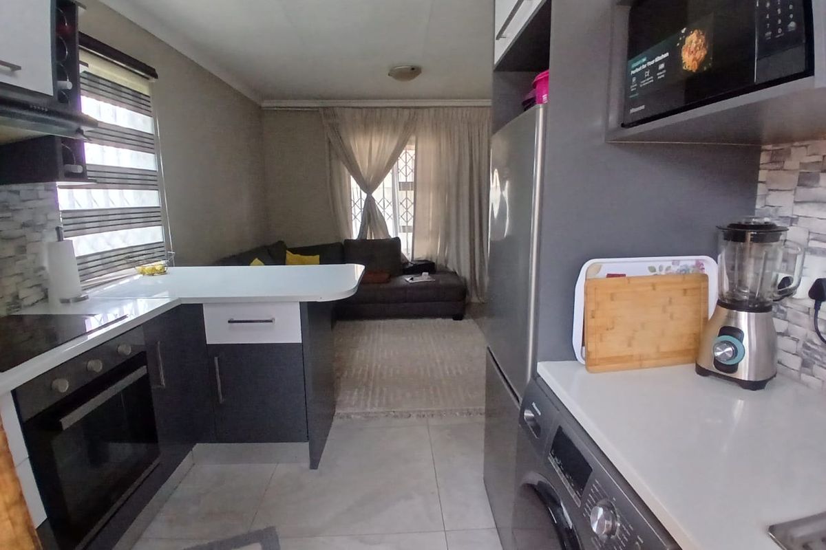 2 Bedroom home with an extra outside room. - Photo 3