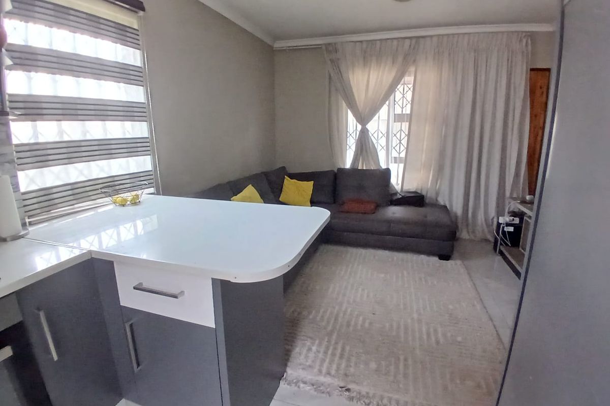 2 Bedroom home with an extra outside room. - Photo 2