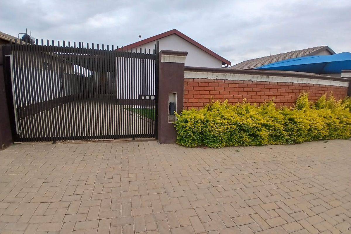 2 Bedroom home with an extra outside room. - Photo 5