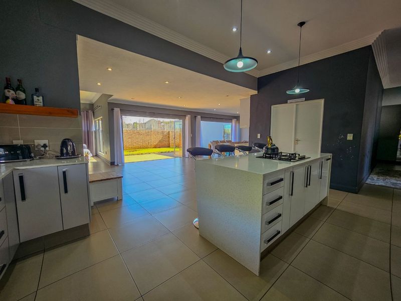 4 Bedroom Contemporary Home for sale in a Midstream Ridge Estate - Photo 4