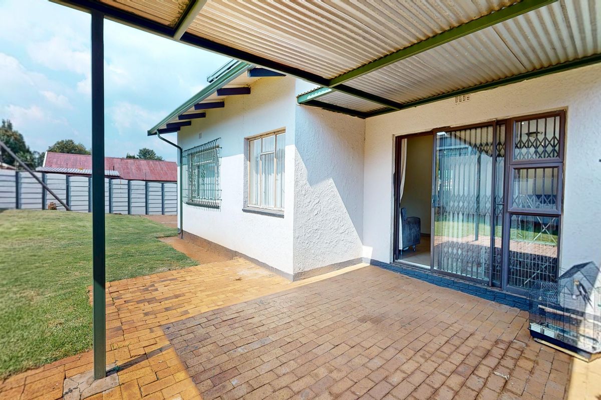 Starting to bid from R1,295,000! Non-Distressed Live Luxury Auction! - Photo 3