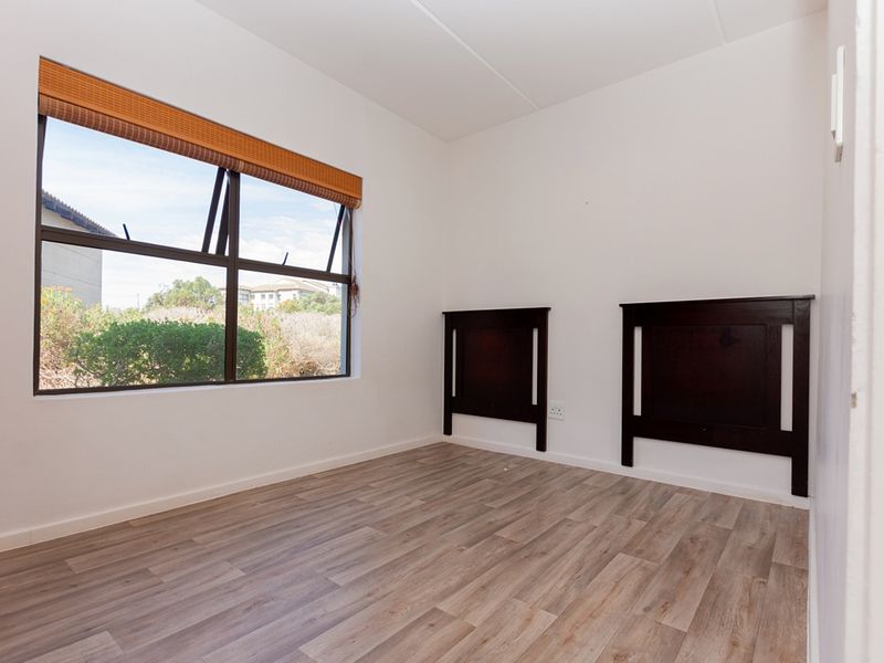 Spacious Ground-Floor Living with Lock-Up-and-Go Ease - Photo 9