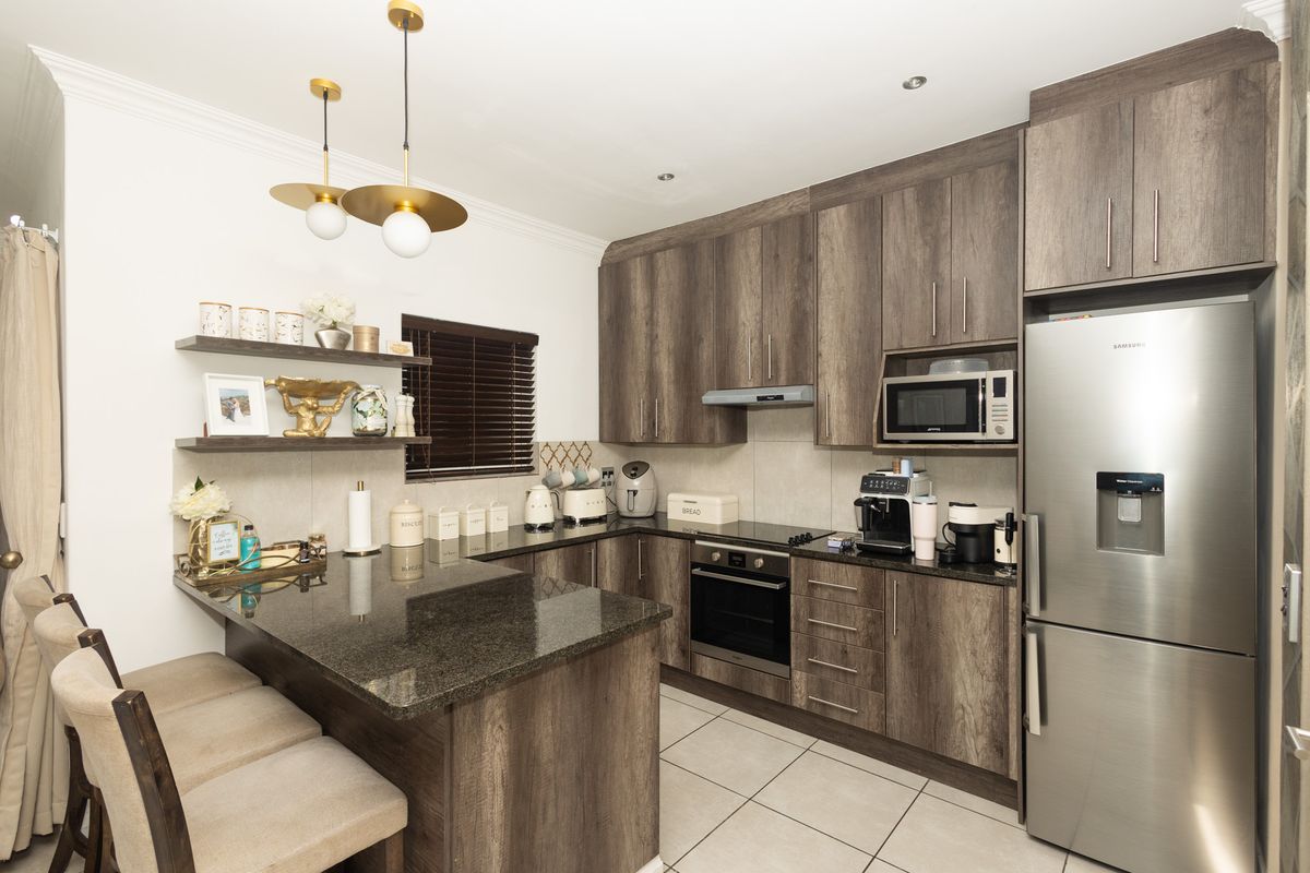 Modern Luxury and Effortless Living in Willow Creek Estate - Photo 2