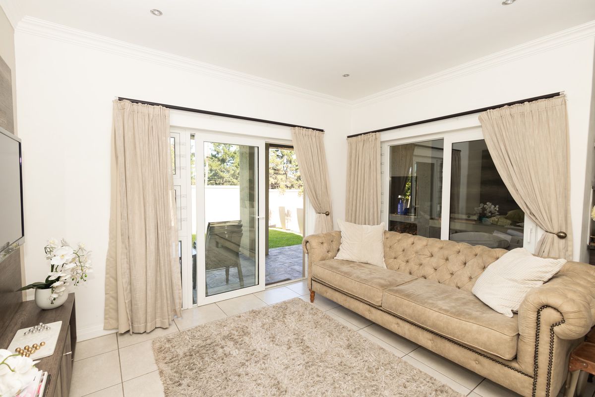 Modern Luxury and Effortless Living in Willow Creek Estate - Photo 4