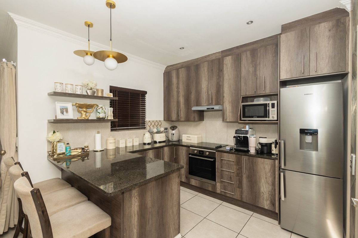 Modern Luxury and Effortless Living in Willow Creek Estate - Photo 2