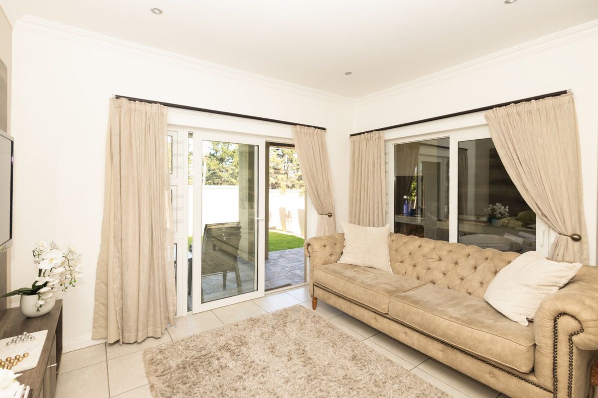 Modern Luxury and Effortless Living in Willow Creek Estate - Photo 5