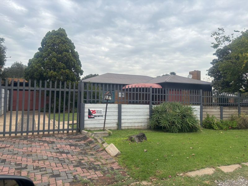 3 spacious Bedroom house for sale-Idea investment for opportunity - Photo 2