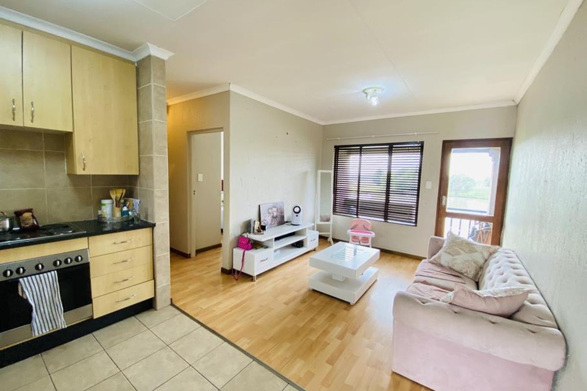 1 Bedroom Ground Floor Unit in Helderwyk Estate, No Transfer Cost Payable - Photo 5