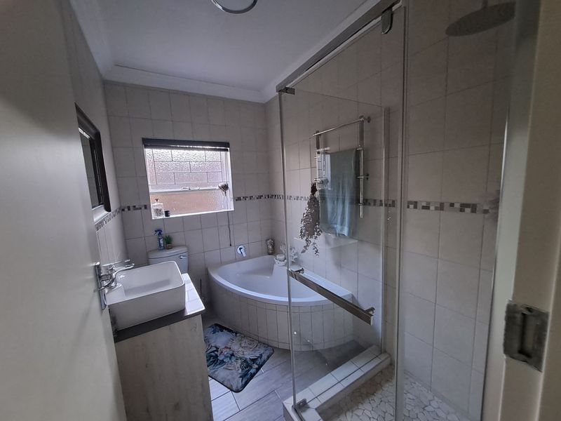 Modern Family Townhouse with Exceptional Comfort - Photo 9