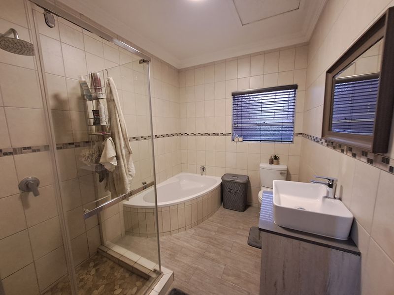 Modern Family Townhouse with Exceptional Comfort - Photo 6