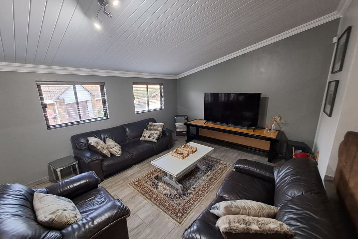 Modern Family Townhouse with Exceptional Comfort - Photo 4