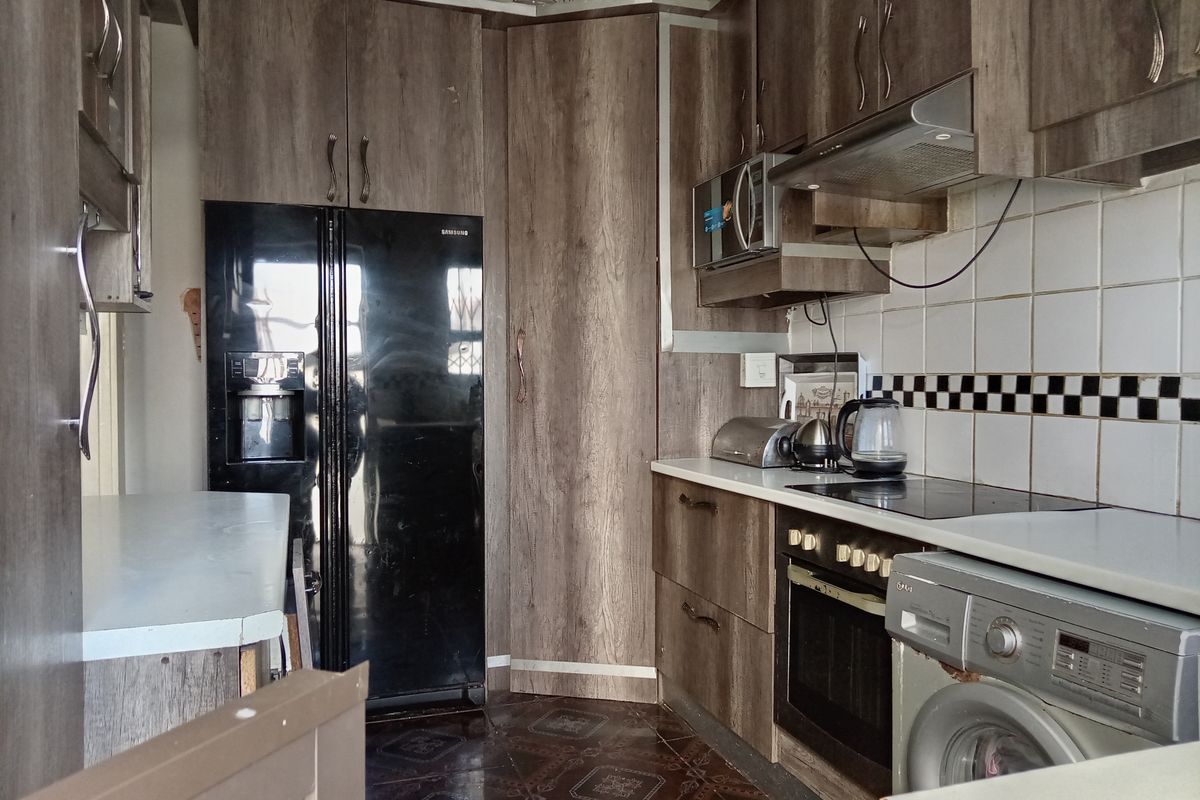 "Modern and Spacious Family Home for Sale at Quigney in East London - Photo 3