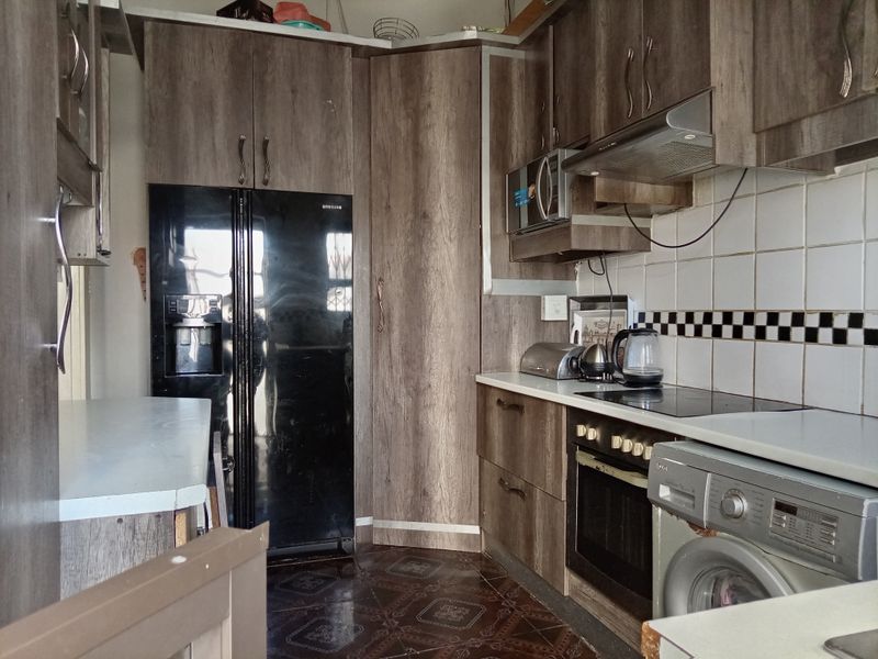 "Modern and Spacious Family Home for Sale at Quigney in East London - Photo 3