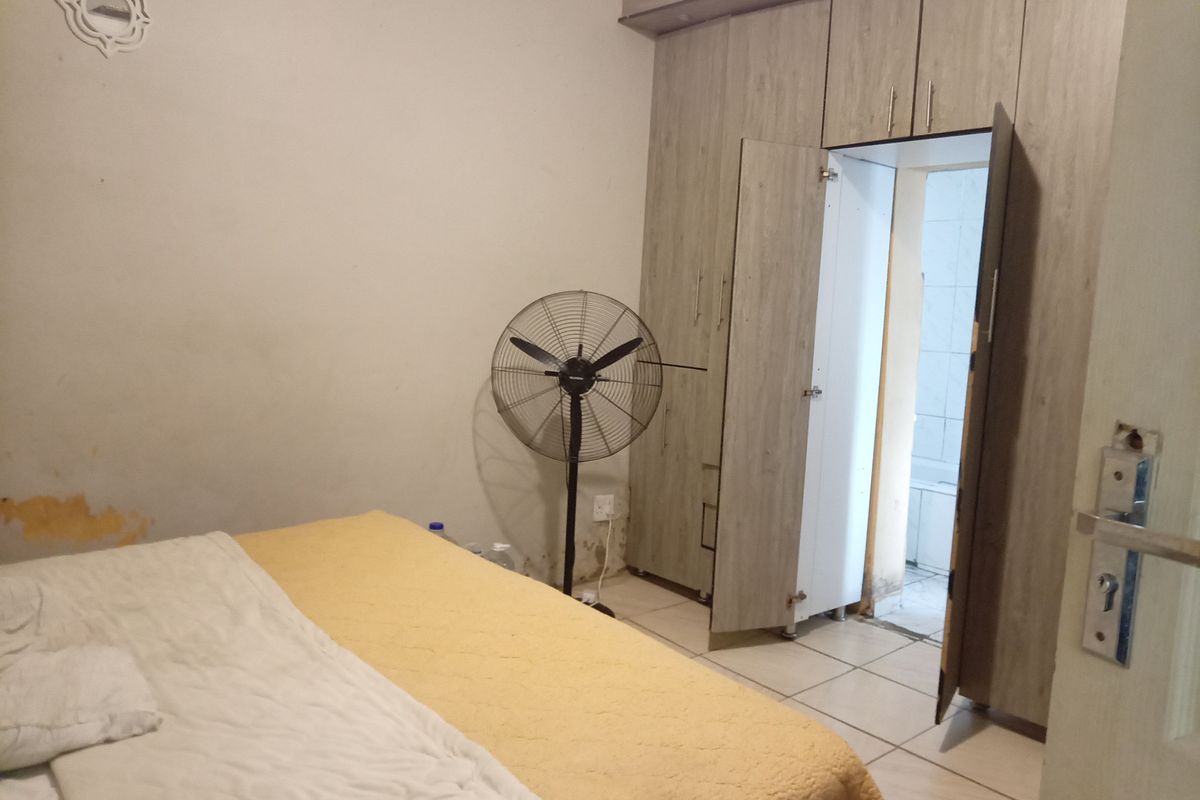 "Modern and Spacious Family Home for Sale at Quigney in East London - Photo 5