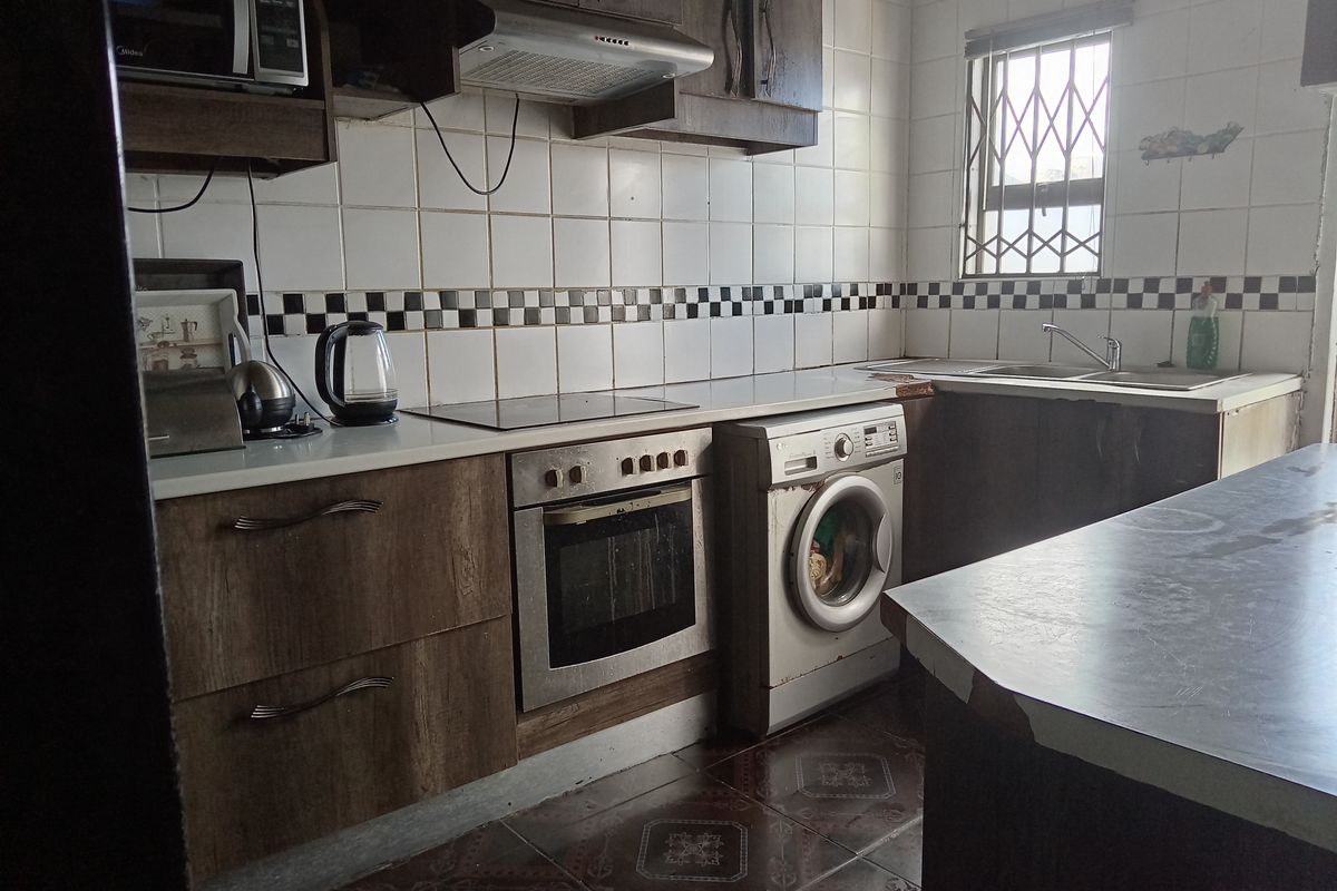 "Modern and Spacious Family Home for Sale at Quigney in East London - Photo 2