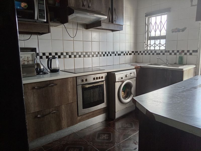 "Modern and Spacious Family Home for Sale at Quigney in East London - Photo 2