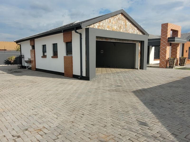 Newly Built Masterpiece! - Photo 3