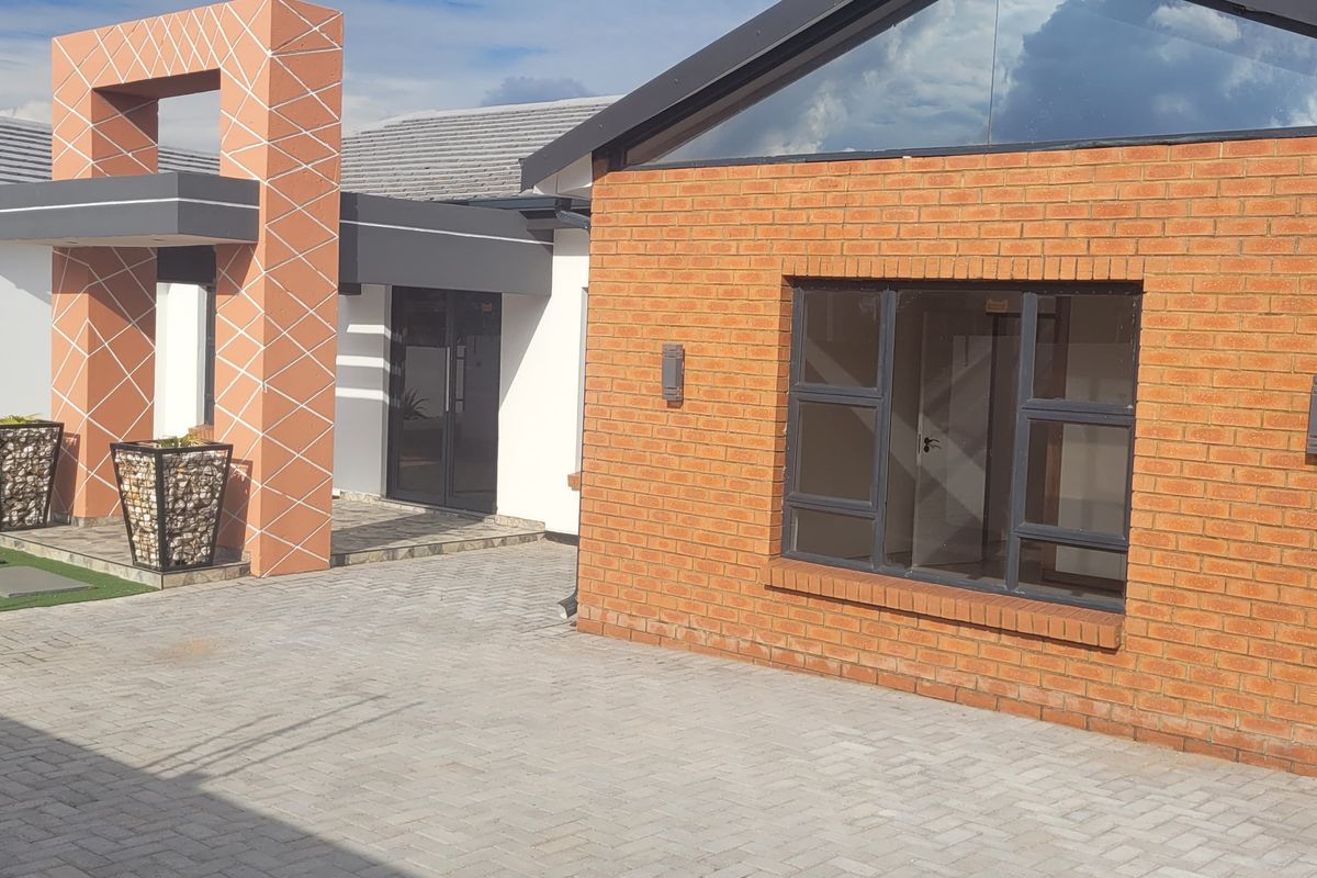 Newly Built Masterpiece! - Photo 2