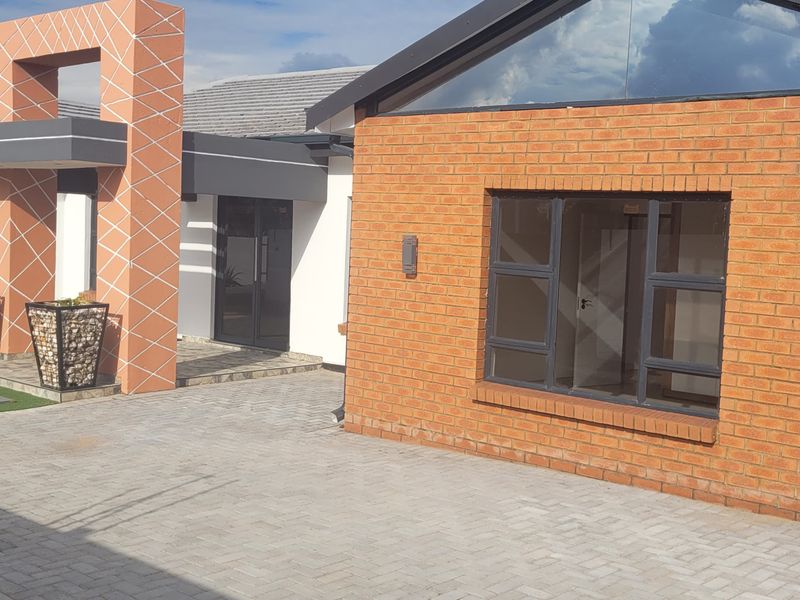 Newly Built Masterpiece! - Photo 2