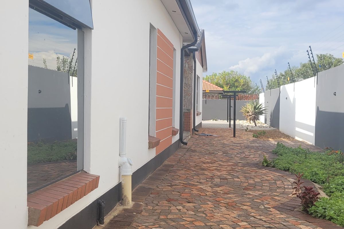 Newly Built Masterpiece! - Photo 5