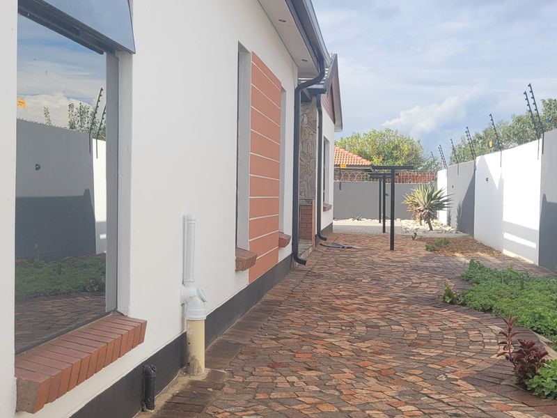 Newly Built Masterpiece! - Photo 5