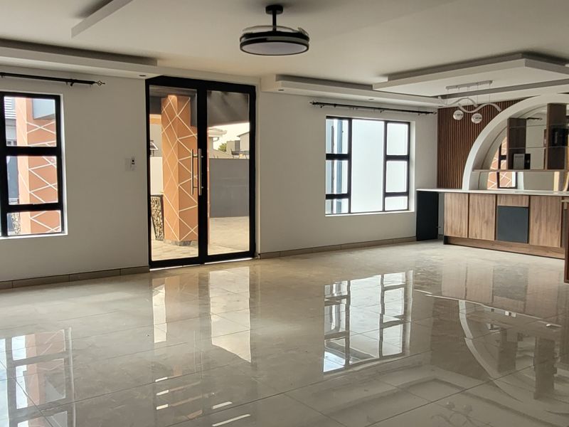 Newly Built Masterpiece! - Photo 8