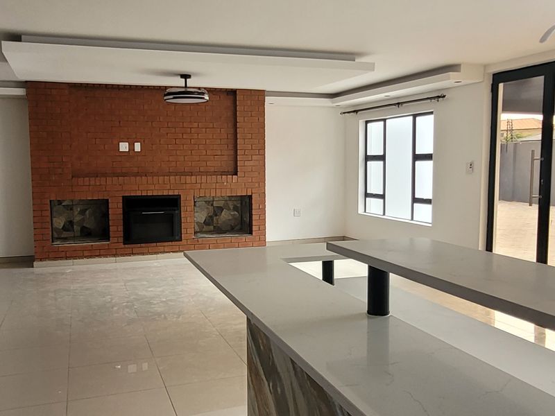 Newly Built Masterpiece! - Photo 7