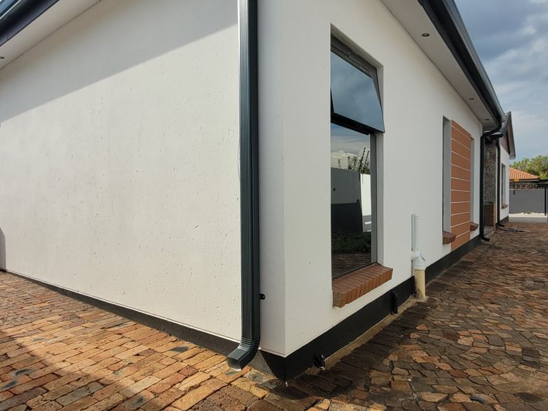 Newly Built Masterpiece! - Photo 6