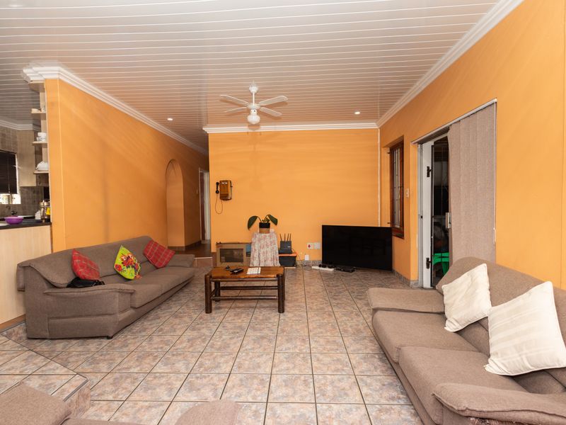 4-Bedroom Family Home for Sale in Riverton – Where Comfort Meets Space - Photo 2