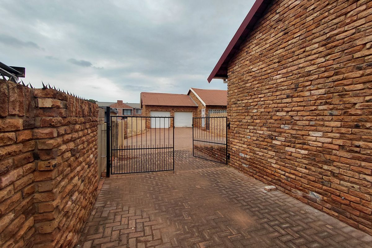 Private face-brick townhouse, Doringkruin, Klerksdorp - Photo 2