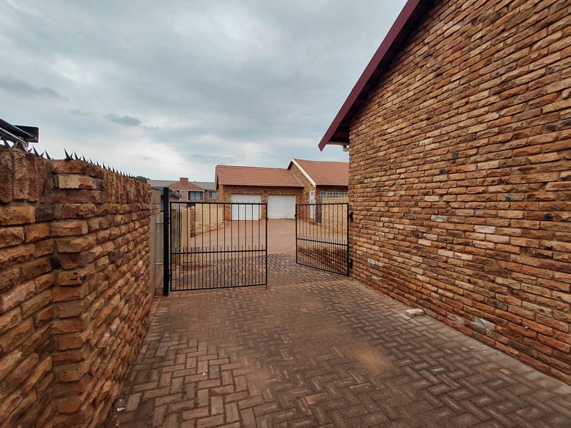 Private face-brick townhouse, Doringkruin, Klerksdorp - Photo 2