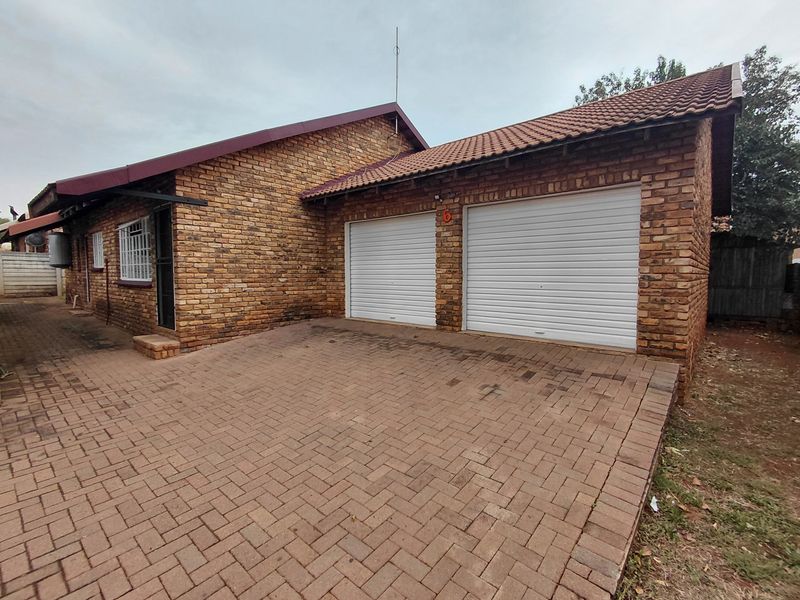Private face-brick townhouse, Doringkruin, Klerksdorp - Photo 1