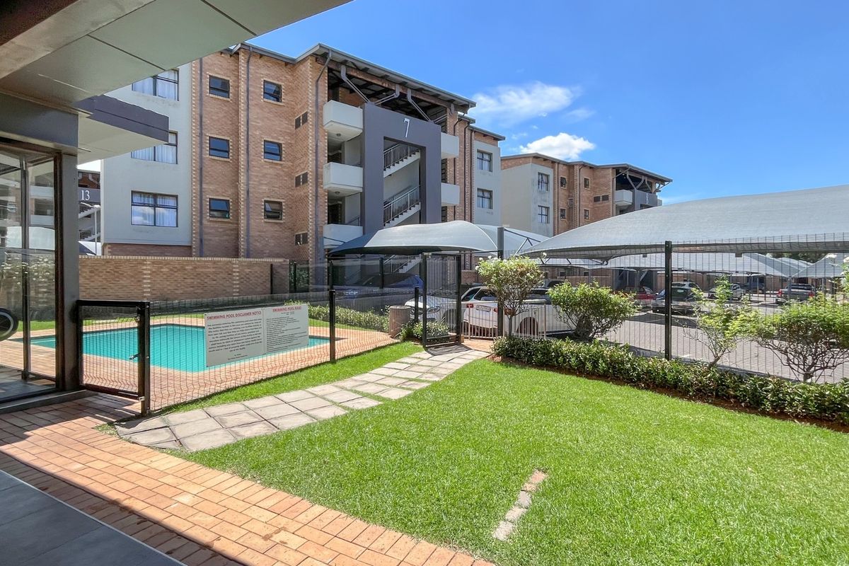 Super Neat Modern Second-Floor Apartment with amazing Complex Facilities! - Photo 3